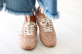 Dolce Vita: Delany Sneakers Toffee Nubuck