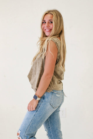 Relaxed Glamour Crinkle Washed V-Neck Sleeveless Top in Mocha