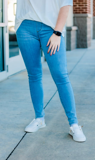 Judy Blue- Pulling My Leg Jeggings in Light Wash