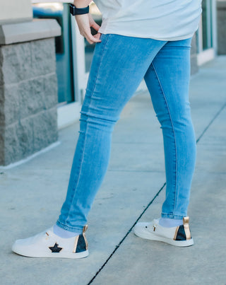 Judy Blue- Pulling My Leg Jeggings in Light Wash